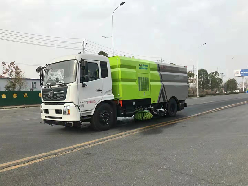 新疆和田環(huán)衛(wèi)采購(gòu)一批程力東風(fēng)天錦洗掃車