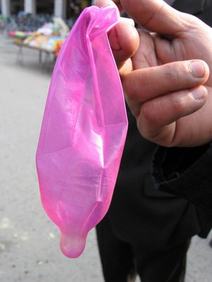 組圖:黑心商家太缺德 廢棄安全套隨食品贈學生